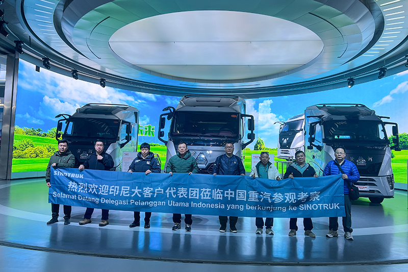 A major Indonesian customer visited China National Heavy Duty Truck Group (CNHTC) for inspection and exchange, and secured a tentative order for 500 trucks